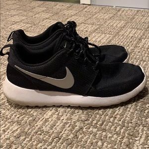 Black nike roshe